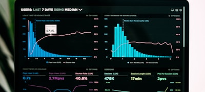 即时排行栏目配图 - 显示实时更新的球队积分榜与球员数据统计图表