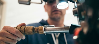 前线速递栏目配图 - 记者正在报道最新体育赛事新闻动态